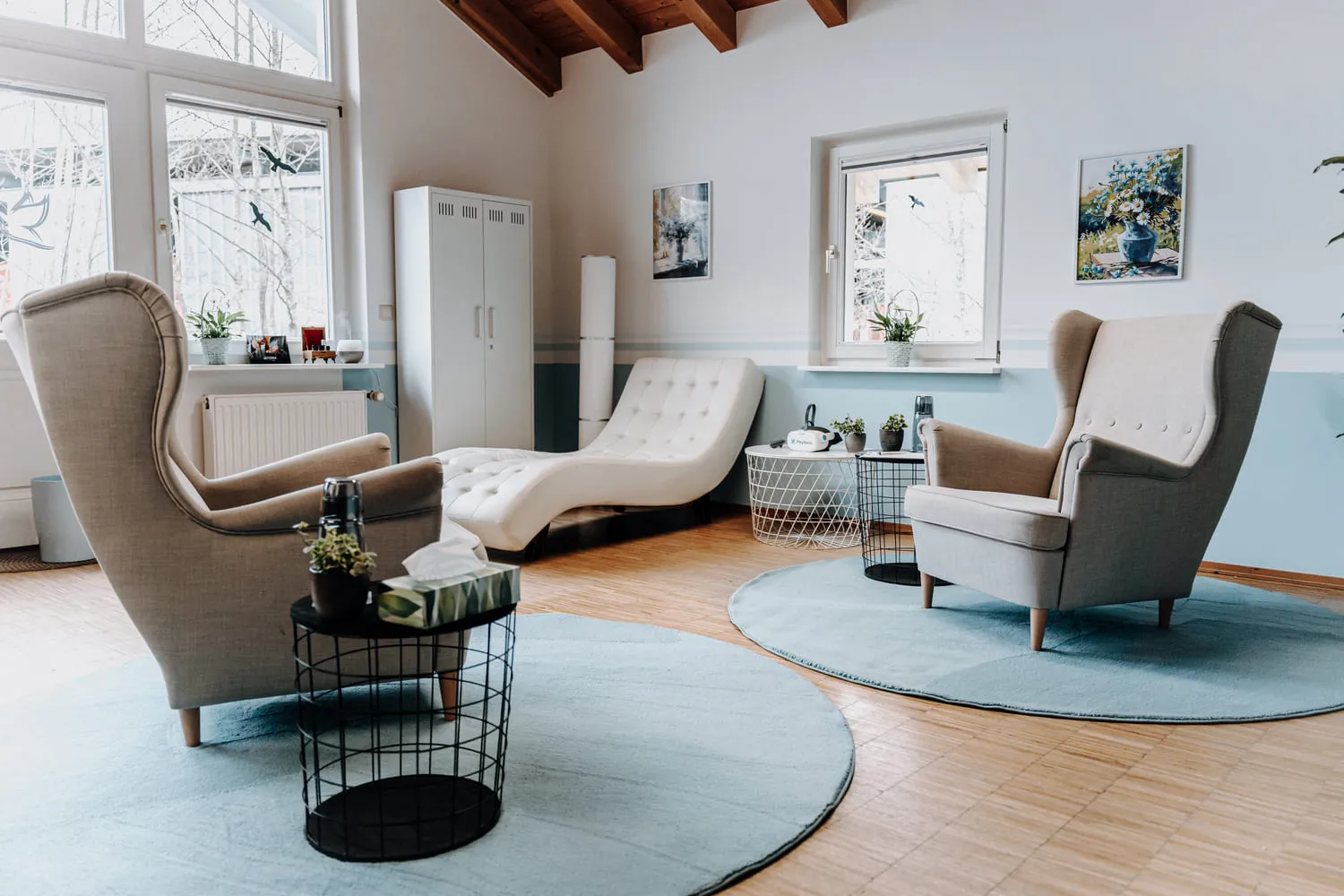 Heller Raum mit Sesseln und Liege, ideal für entspannende Gespräche in der Psychotherapie.